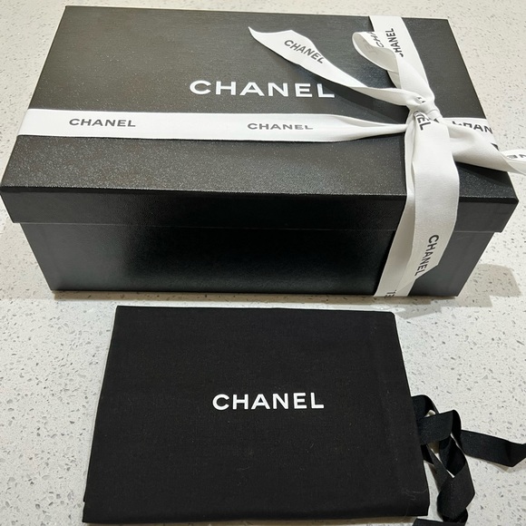 Chanel tweed thong with large CC detail - Picture 4 of 10